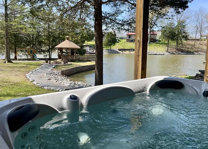 Hébergement de vacances Stylish 4br Lakefront W Hot Tub *