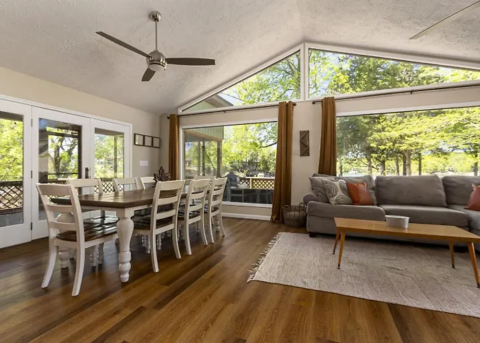 Stylish 4br Lakefront W Hot Tub Hébergement de vacances