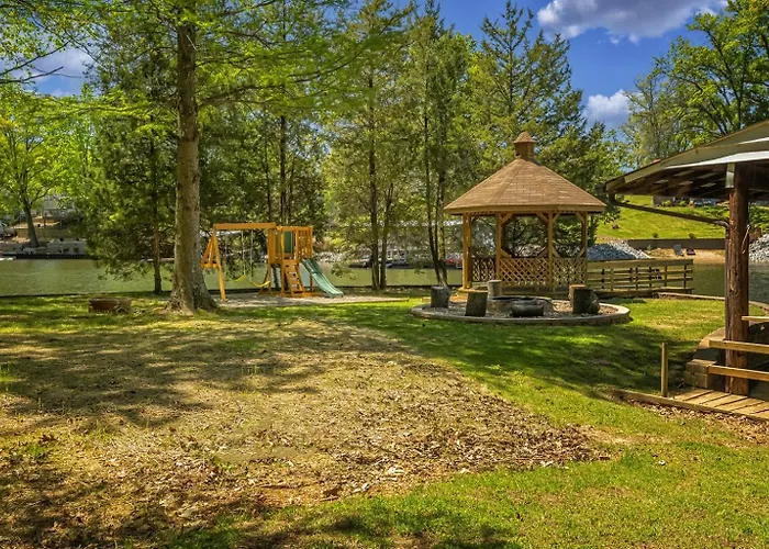 Stylish 4br Lakefront W Hot Tub * Marion