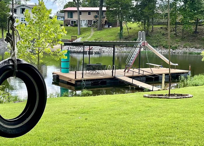 Stylish 4br Lakefront W Hot Tub
