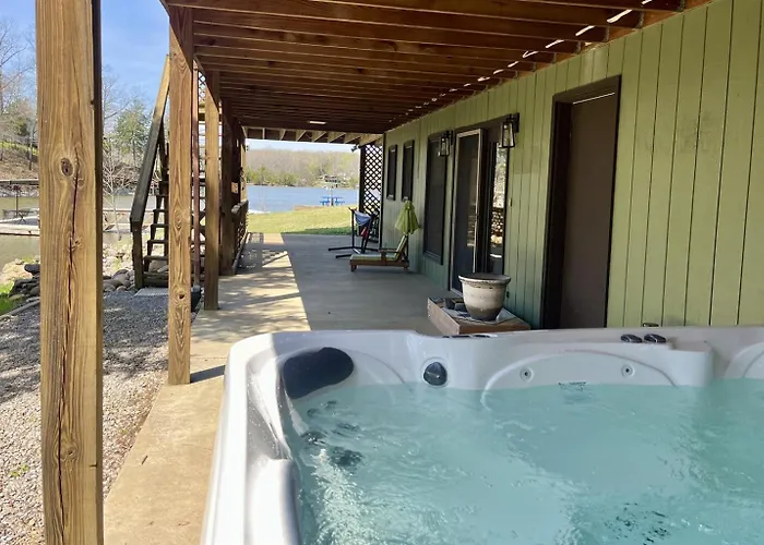 Hébergement de vacances Stylish 4br Lakefront W Hot Tub *