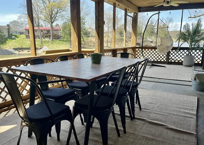 Stylish 4br Lakefront W Hot Tub *