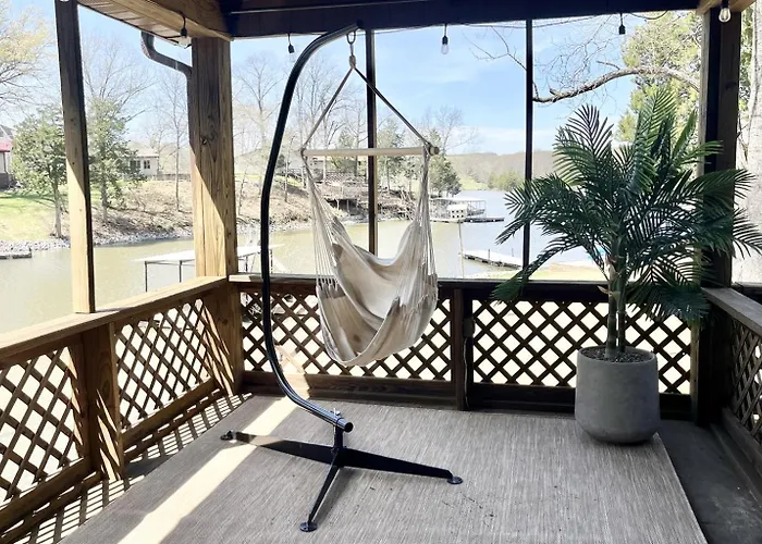 Stylish 4br Lakefront W Hot Tub Hébergement de vacances