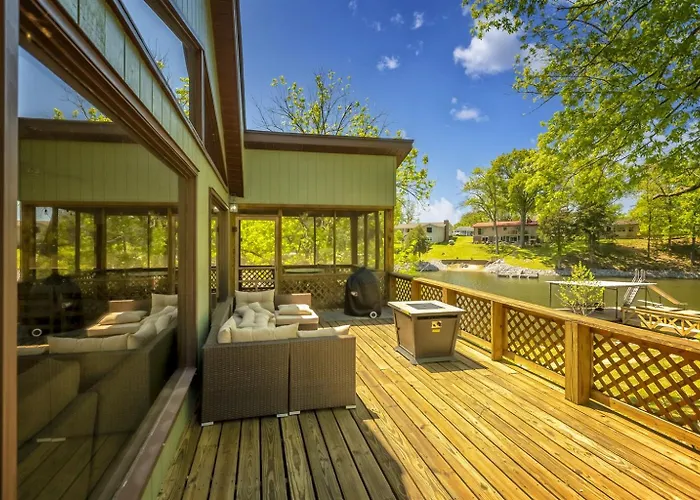 Stylish 4br Lakefront W Hot Tub Hébergement de vacances *