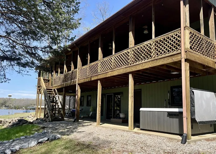 Hébergement de vacances Stylish 4br Lakefront W Hot Tub Marion