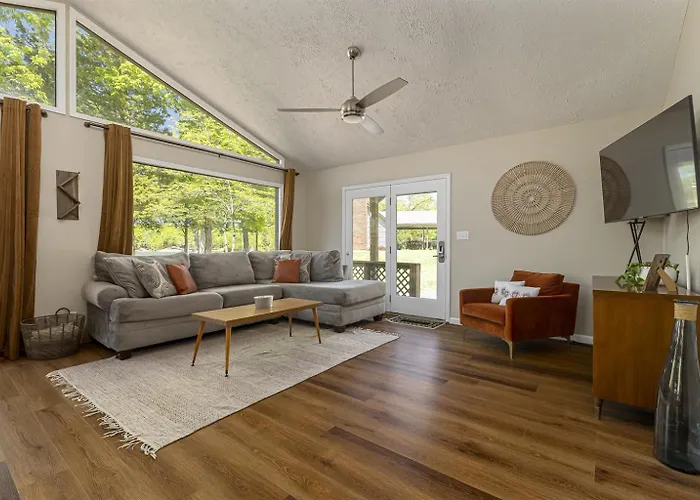 Stylish 4br Lakefront W Hot Tub * Marion