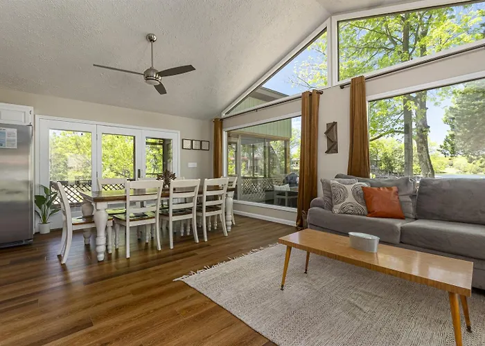 Stylish 4br Lakefront W Hot Tub *
