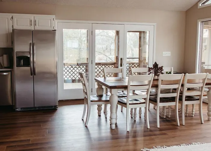 Hébergement de vacances Stylish 4br Lakefront W Hot Tub