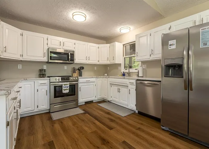 Stylish 4br Lakefront W Hot Tub Hébergement de vacances Marion