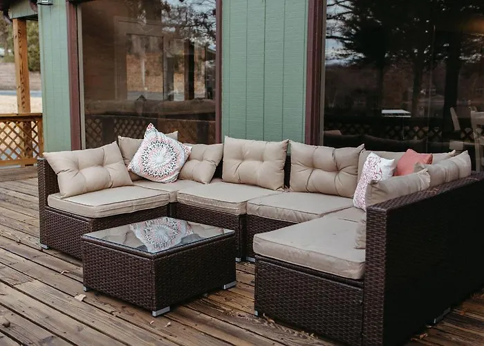 Stylish 4br Lakefront W Hot Tub Marion