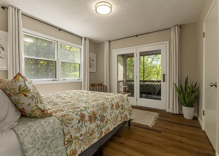 Stylish 4br Lakefront W Hot Tub Hébergement de vacances *