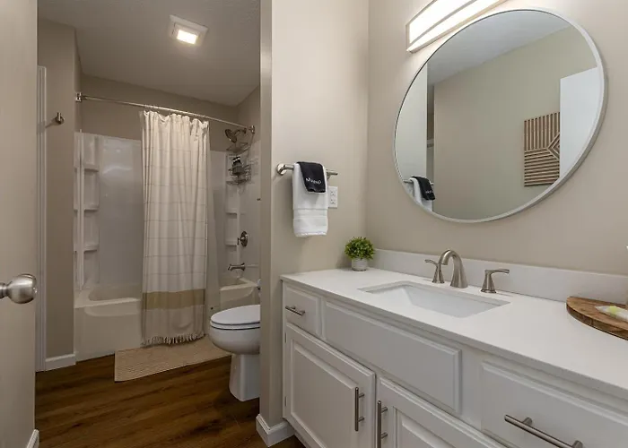 Stylish 4br Lakefront W Hot Tub *