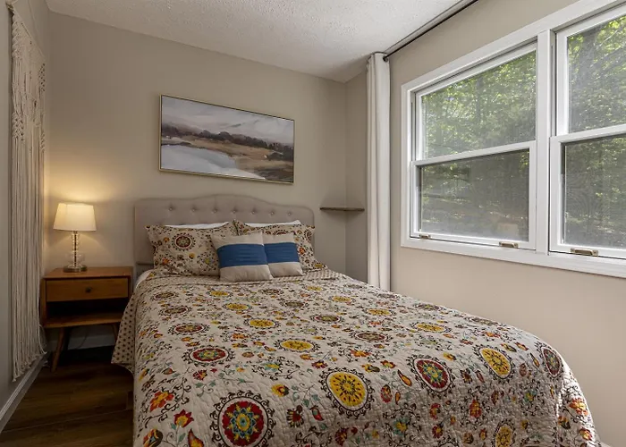 Hébergement de vacances Stylish 4br Lakefront W Hot Tub *