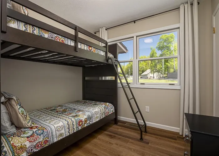 Hébergement de vacances Stylish 4br Lakefront W Hot Tub Marion