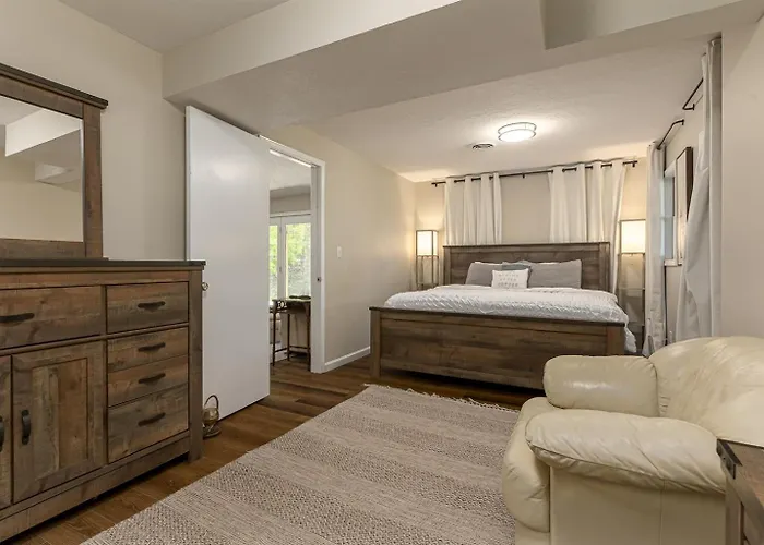 Stylish 4br Lakefront W Hot Tub Hébergement de vacances Marion