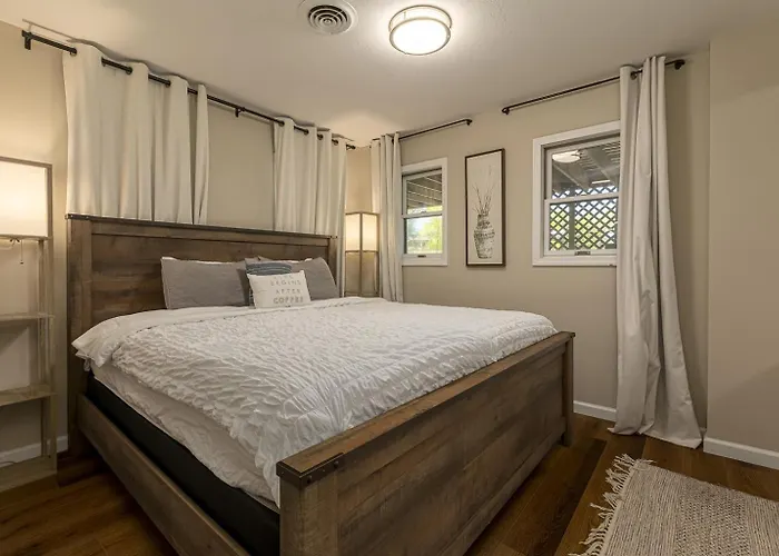 Stylish 4br Lakefront W Hot Tub Hébergement de vacances *