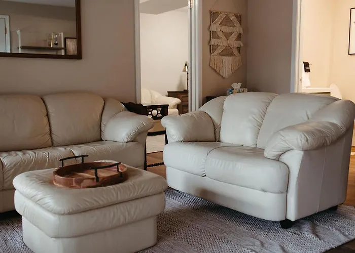 Hébergement de vacances Stylish 4br Lakefront W Hot Tub *