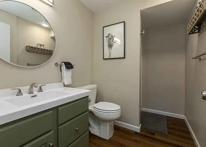 Stylish 4br Lakefront W Hot Tub Hébergement de vacances