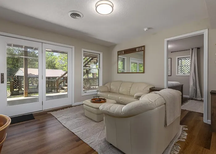 Stylish 4br Lakefront W Hot Tub * Marion