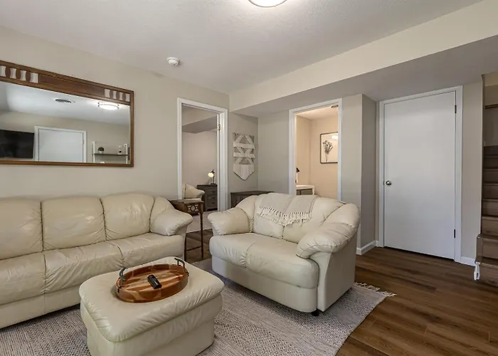 Stylish 4br Lakefront W Hot Tub Marion