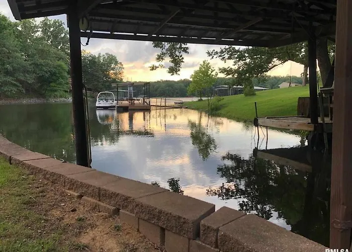 Stylish 4br Lakefront W Hot Tub Hébergement de vacances Marion