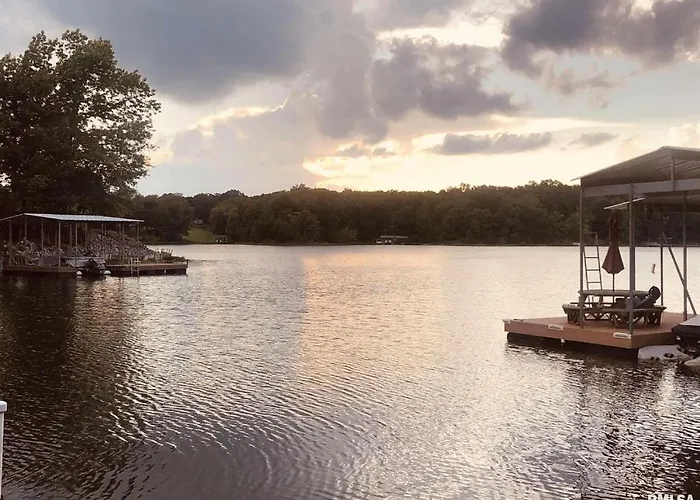 Hébergement de vacances Stylish 4br Lakefront W Hot Tub Marion
