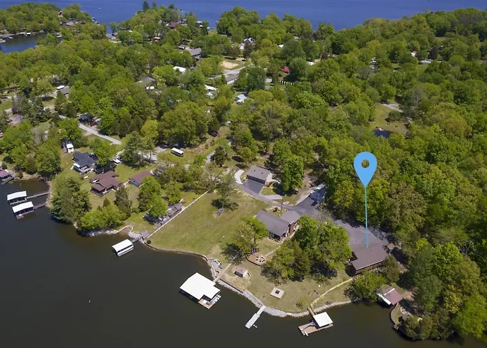 Hébergement de vacances Stylish 4br Lakefront W Hot Tub *