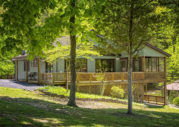 Hébergement de vacances Stylish 4br Lakefront W Hot Tub