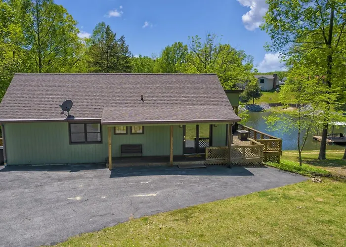 Stylish 4br Lakefront W Hot Tub Hébergement de vacances