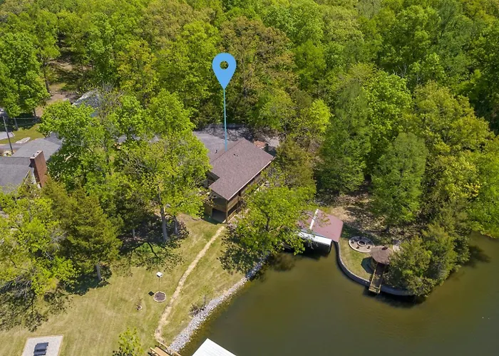 Stylish 4br Lakefront W Hot Tub Hébergement de vacances