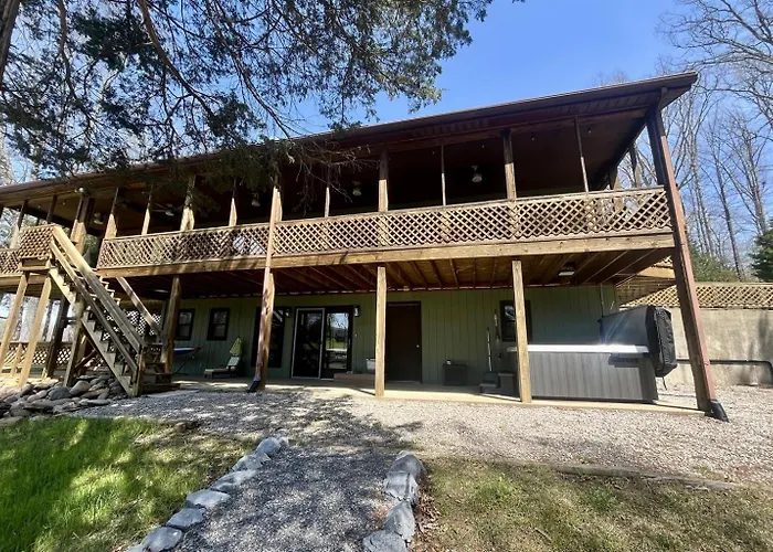 Hébergement de vacances Stylish 4br Lakefront W Hot Tub
